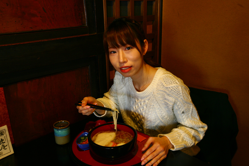 白石市内の「光庵」で温麺を食べる詞美さん