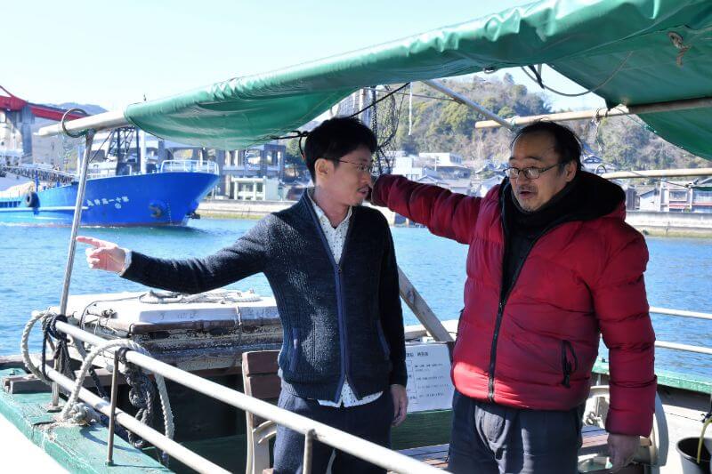数田さん（左）が高校生の頃、花本さんが船頭に。渡船を未来に残したい気持ちは強い