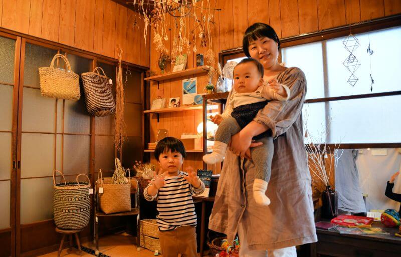 土日のオープン時には二人の子どもと一緒にお店で過ごす山本さん