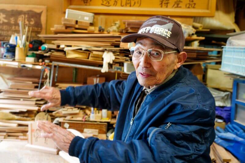 山口さんはなんと御年90歳！透かし彫り工芸士としてまだまだ現役で活躍中