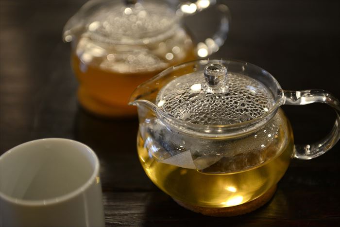 サービスドリンクの柿の葉茶とごぼう茶