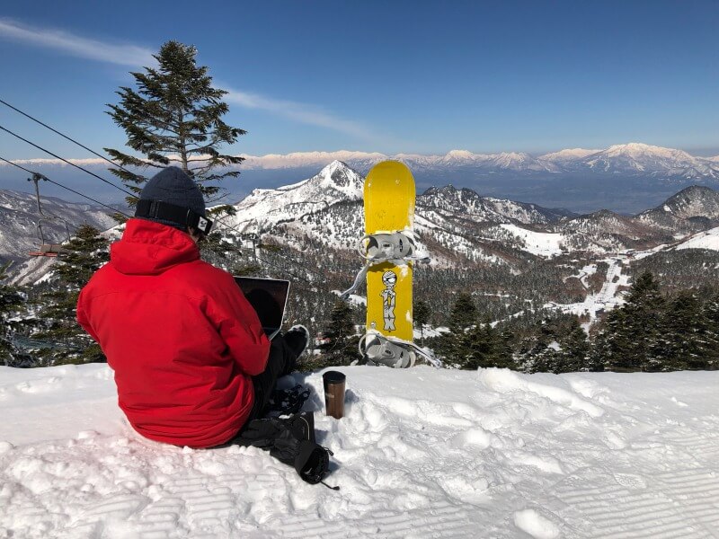 美しい山並みを眺めながらスキー場で仕事をする
