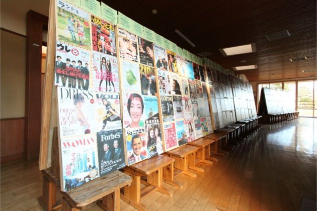 雑誌の創刊号の表紙ばかりを集めた展示スペース