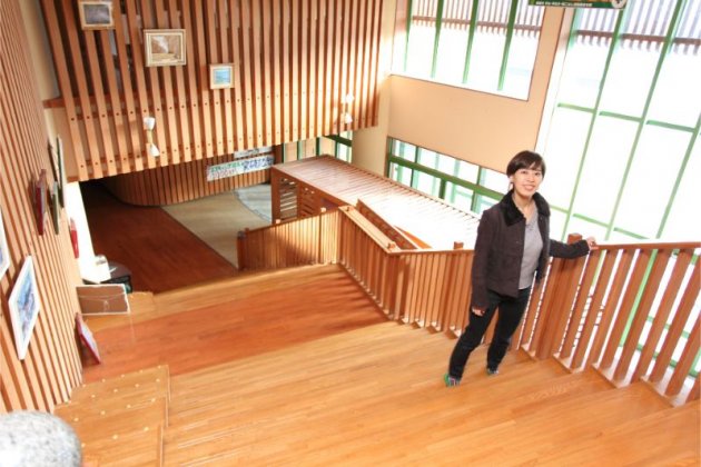 福島県産の杉材も使われている、木質化された建物内