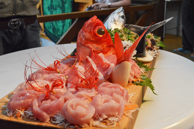 新鮮な魚など豪華な食卓