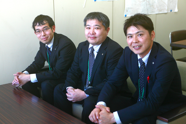 都市戦略室の皆さん。左から渡邊智裕さん、佐藤篤室長、杉田一盛さん