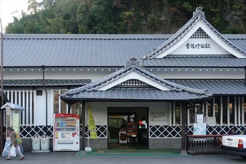 山の裾野にあるJR「豊後竹田」駅は風情ある駅舎