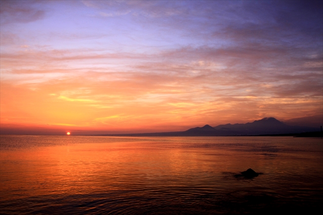 朝日の写真（日本海と大山）