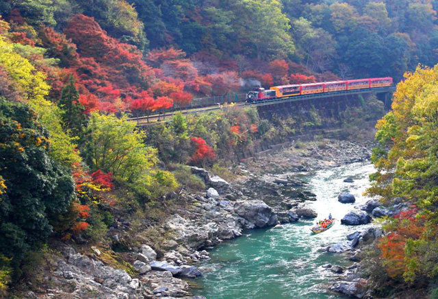 保津川と電車