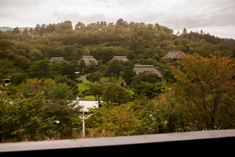 店横のテラスから見下ろす「タプコプ創遊村」の風景。古民家と里山の風景が美しい