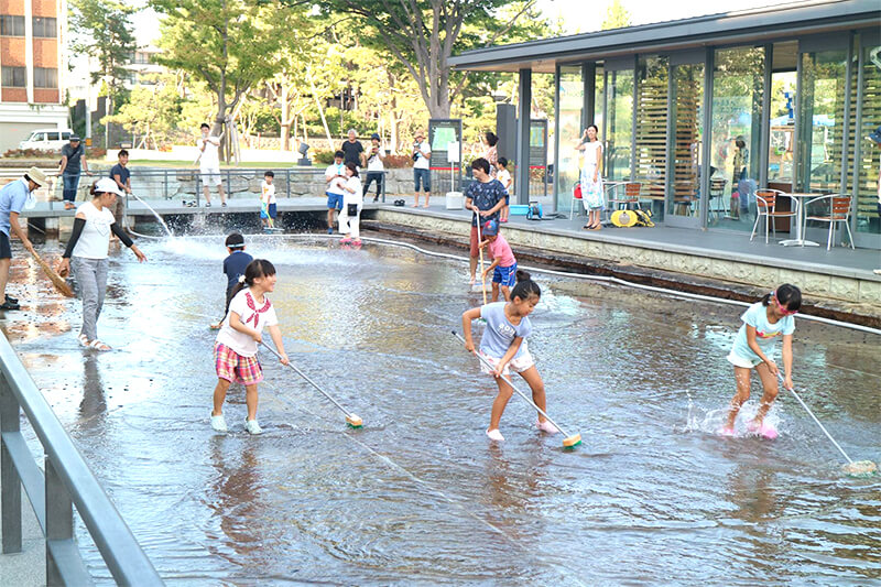 地元の子どもたちと一緒に福井城趾のお堀を掃除