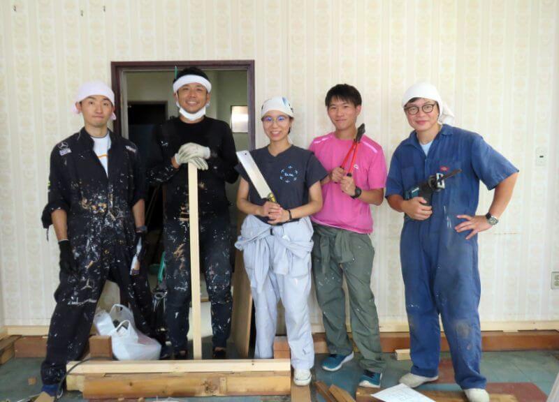 左からツネホステルスタッフの成田さん、萬隊の鈴木さん、森さん、城谷さんと漆原さん