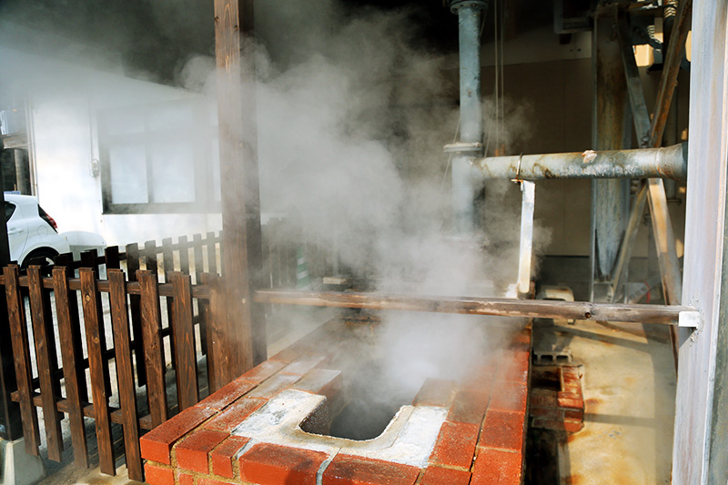 105℃の源泉の蒸気で調理できる蒸し釜