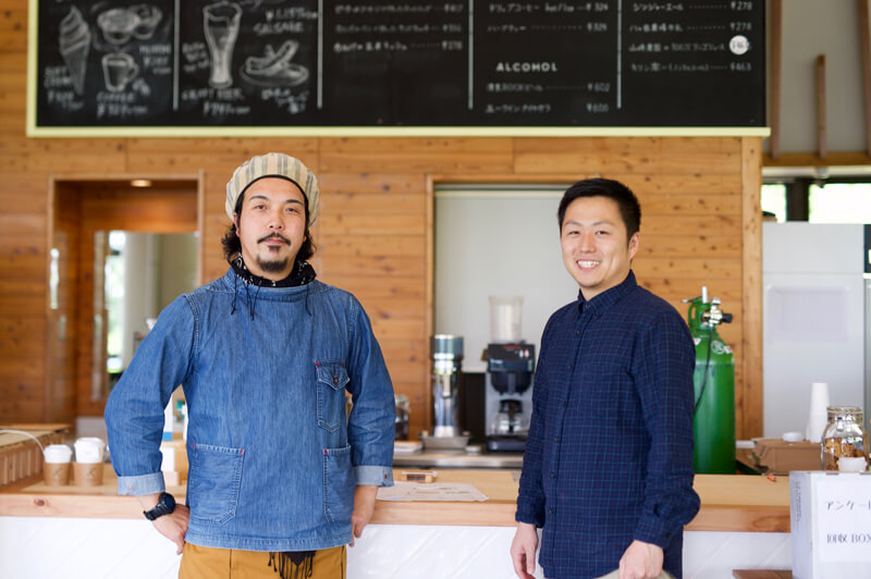 COFFEE&BOOKS DELI&BAR「K」店長を務める伊藤拓也さん（左）