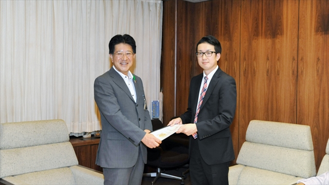 策定したビジョンをリーダーの後藤大助さんが市長へ手渡しました。
