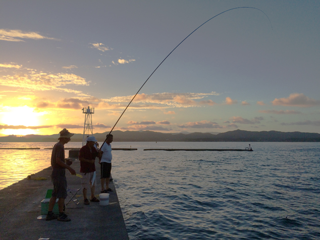 釣り人と夕陽