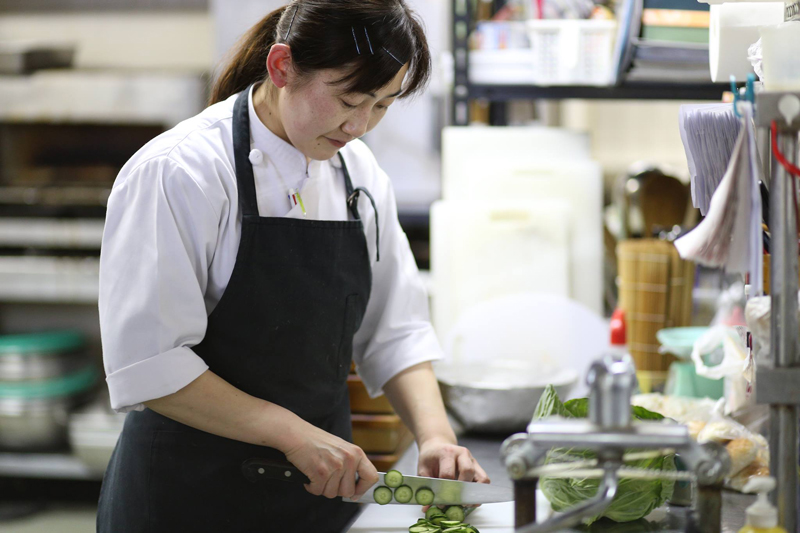 グリーンテージでは和食担当2名、洋食担当1名が従事しています。写真は洋食担当スタッフによる調理の様子